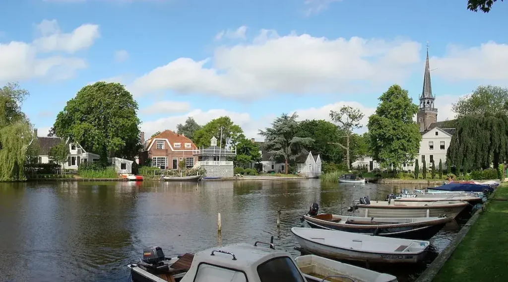 Broek in Waterland com casas tradicionais à beira do canal na Holanda