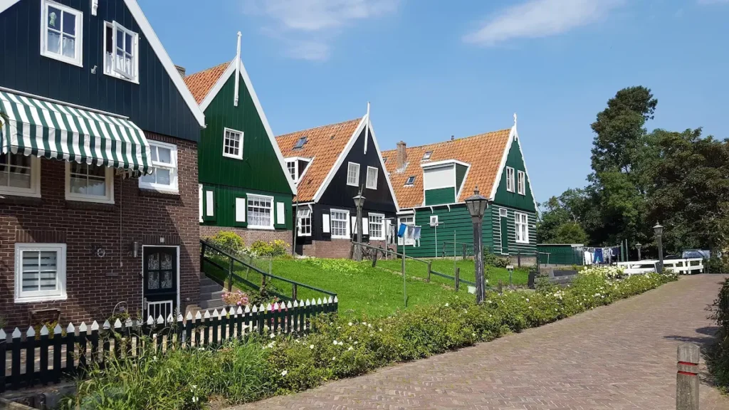 Casas de madeira verdes na vila de Marken na Holanda