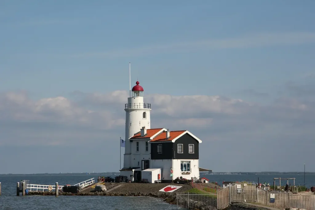 Farol de Marken com lago ao fundo na Holanda