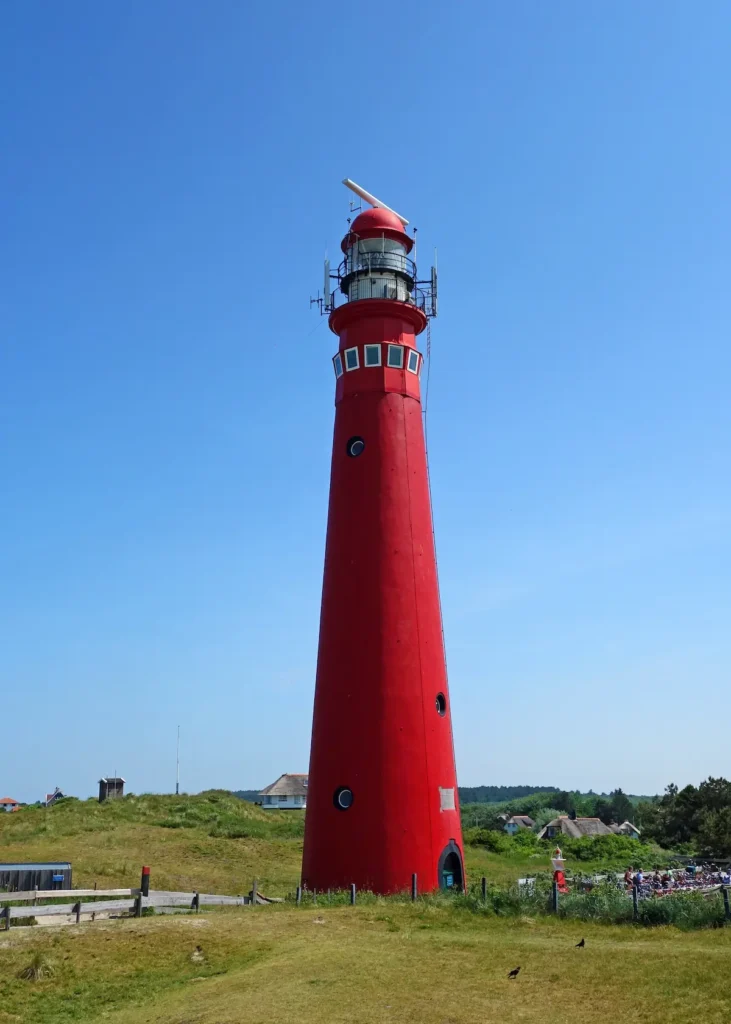 Farol vermelho de Schiermonnikoog nas dunas da Holanda