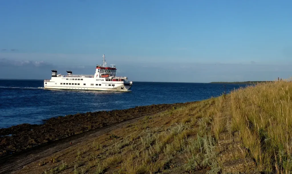Ferry para Schiermonnikoog atravessando o Mar de Wadden