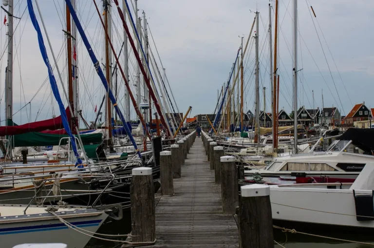 Vilas tranquilas na Holanda com marina vazia em Marken