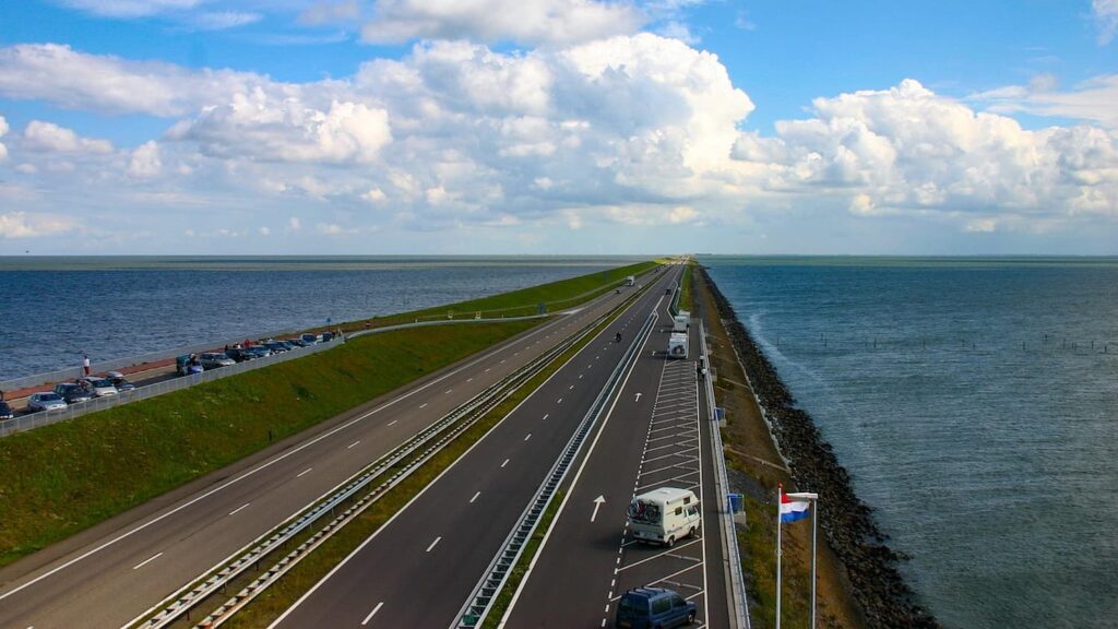 Estrada Afsluitdijk na Holanda passando entre o mar