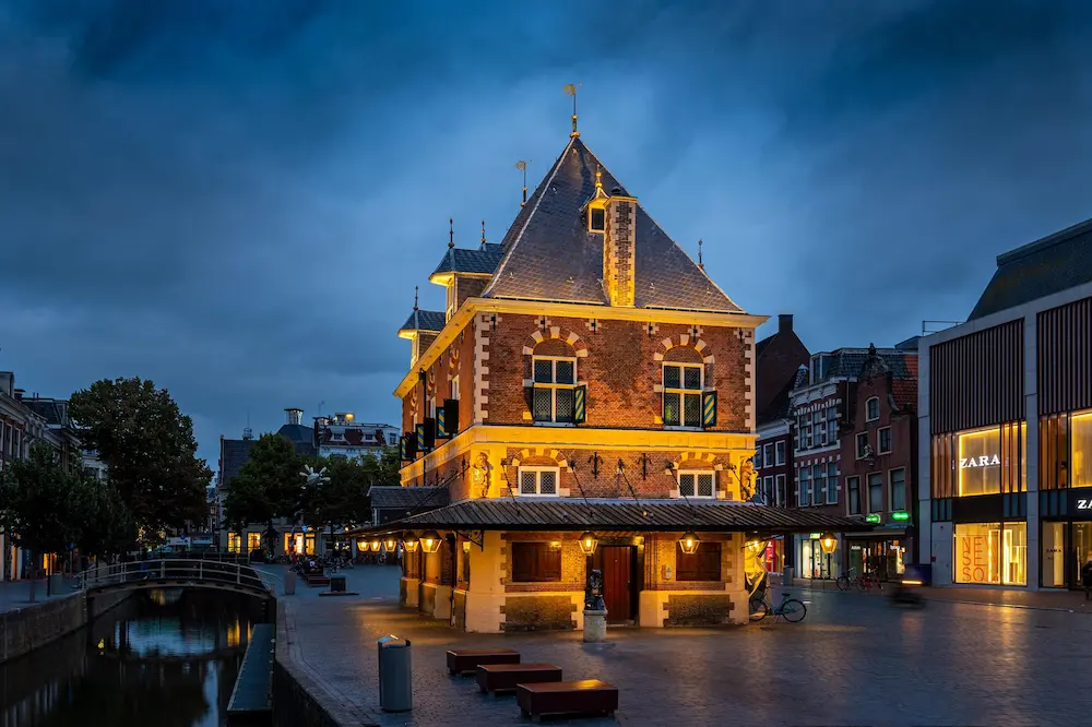 Centro histórico de Leeuwarden na província de Friesland no norte da Holanda