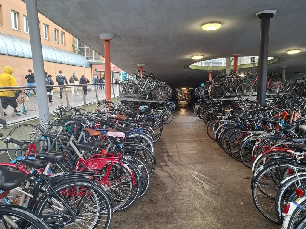 Estacionamento de bicicletas em Groningen, a realidade do transporte na Holanda.