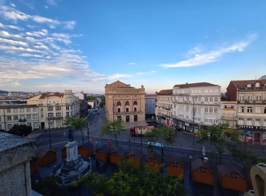 Vista da Praça da Batalha no Porto, ilustrando o estilo de vida em Portugal em 2026.